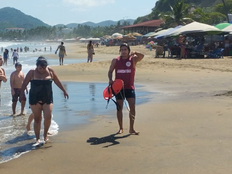 Rescatan a mujer de ahogarse en Los Arcos de Miramar, Manzanillo