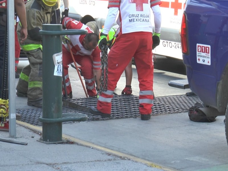 Rescatan a mujer de alcantarilla. Presuntamente era perseguida por drenaje