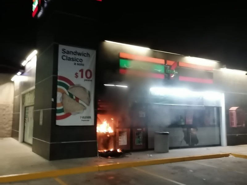 Rescatan a mujer de incendio en tienda de conveniencia