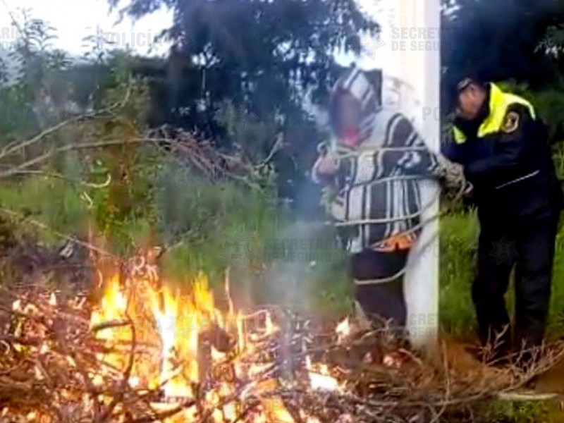 Rescatan a mujer de ser linchada