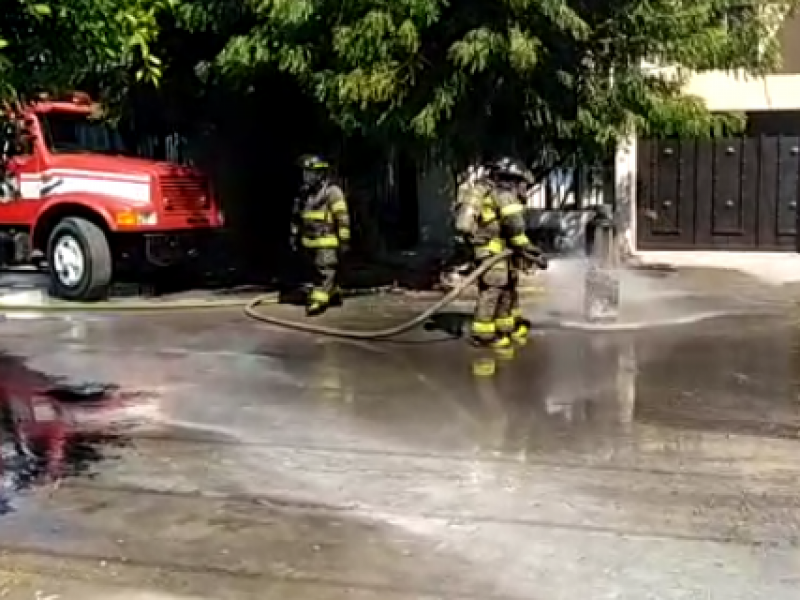 Rescatan a mujer en incendio de departamento