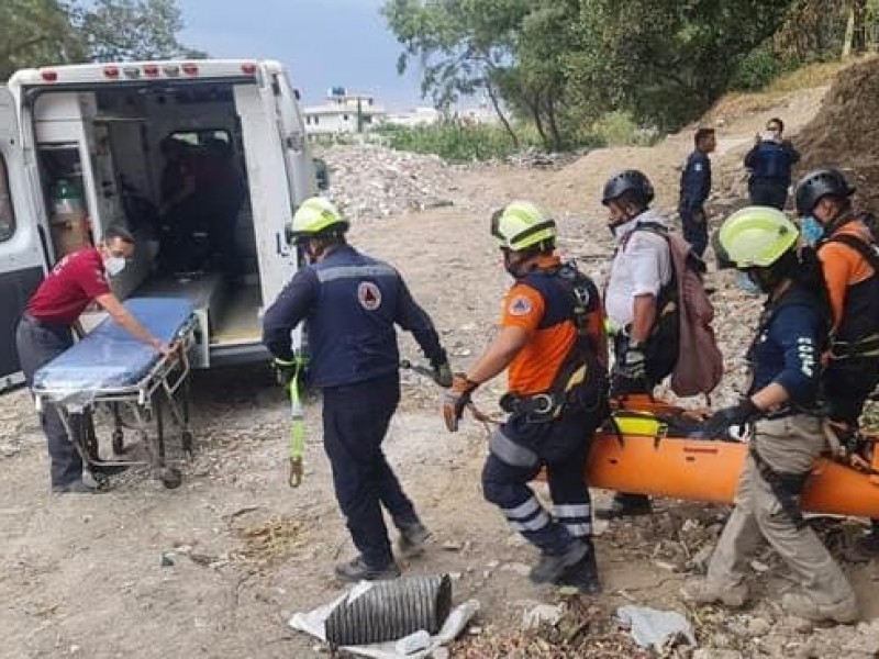 Rescatan a mujer que cayó a barranca en San Aparicio