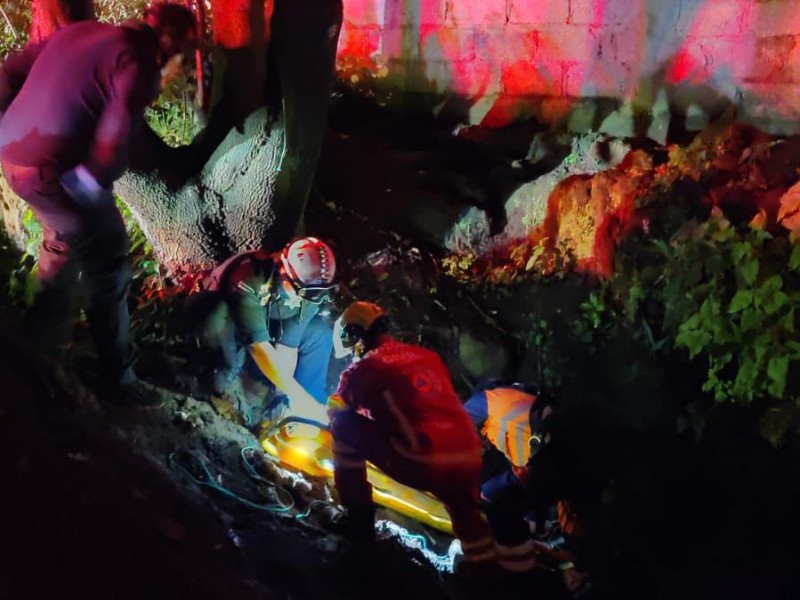 Rescatan a mujer que cayó a una barranca en Loma Bonita