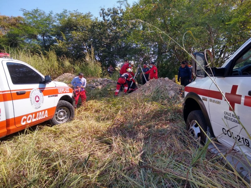 Rescatan a mujer que cayó en una noria