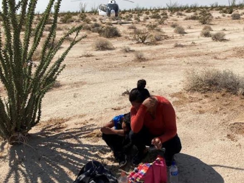 Rescatan a mujer y su hijo en el desierto