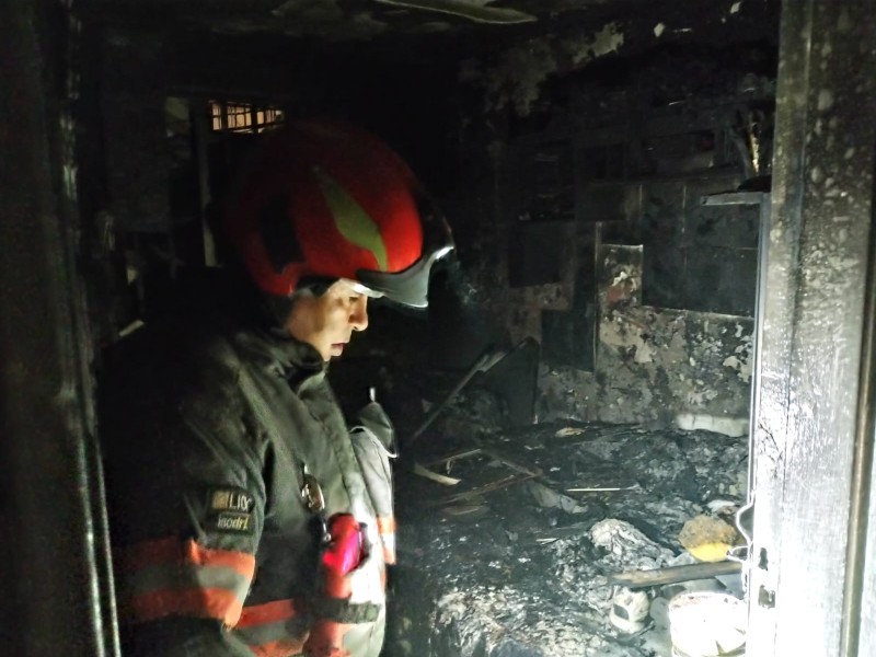 Rescatan a mujer y un hombre de un incendio