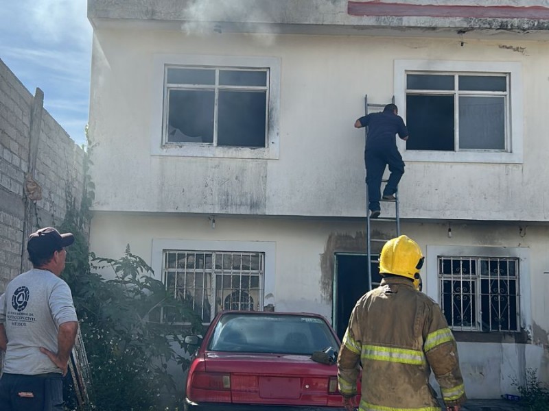 Rescatan a niña de incendio en la colonia Valle Verde