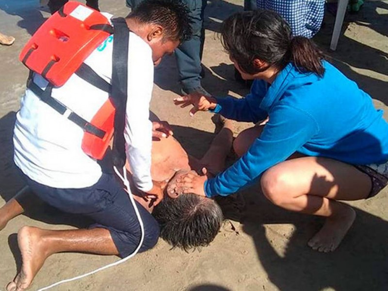 Rescatan a nueve personas apunto de ahogarse en Tuxpan
