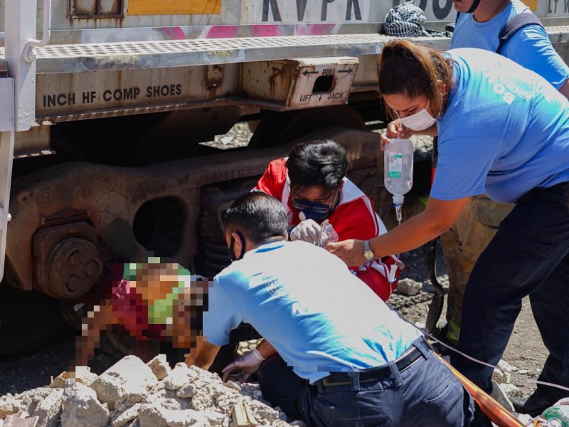 Rescatan a persona prensada en vagón del tren