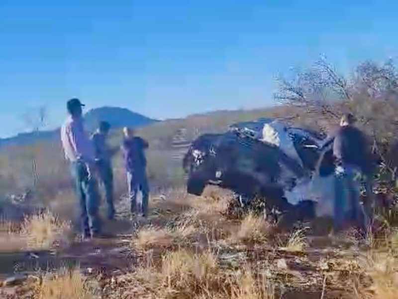 Rescatan a persona prensada tras volcamiento en la carretera Ures-Hermosillo
