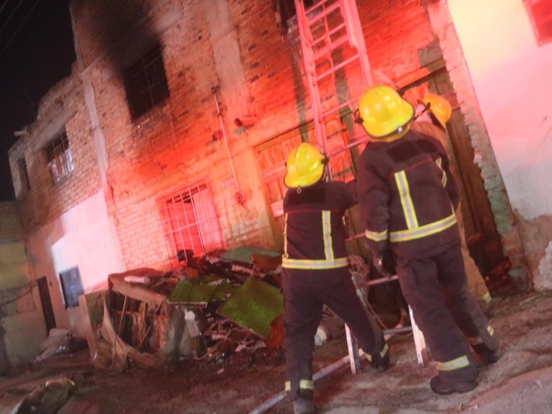 Rescatan a persona y gatitos de un incendio