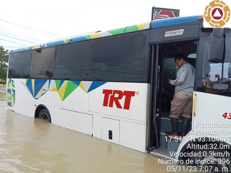 Rescatan a personas atrapadas en autobús por inundaciones en Pichucalco