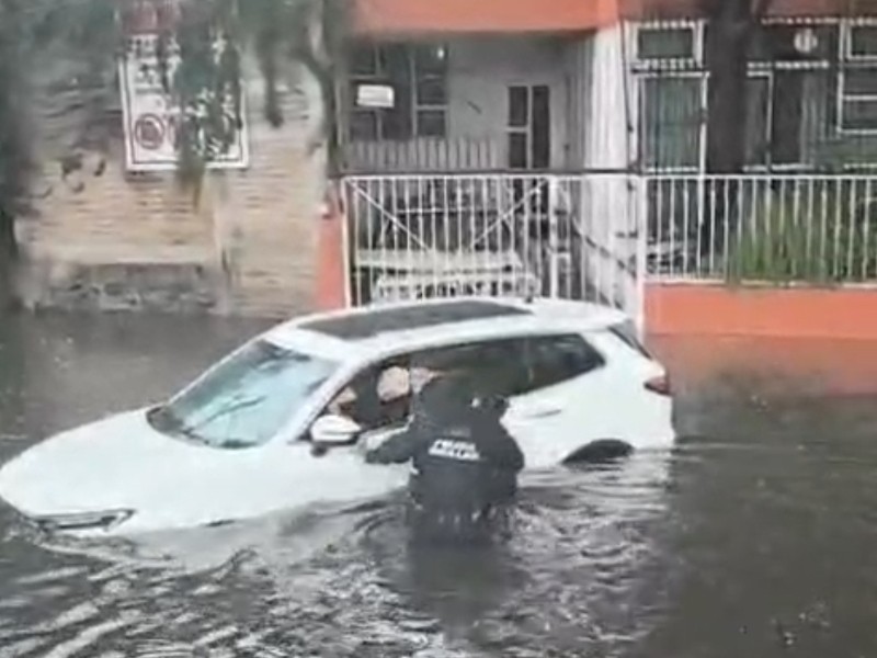 Rescatan a personas atrapadas en inundaciones