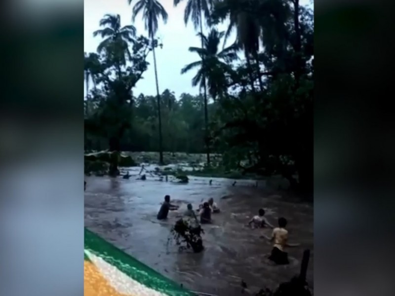 Rescatan a personas atrapadas en río de Coyuca de Benítez