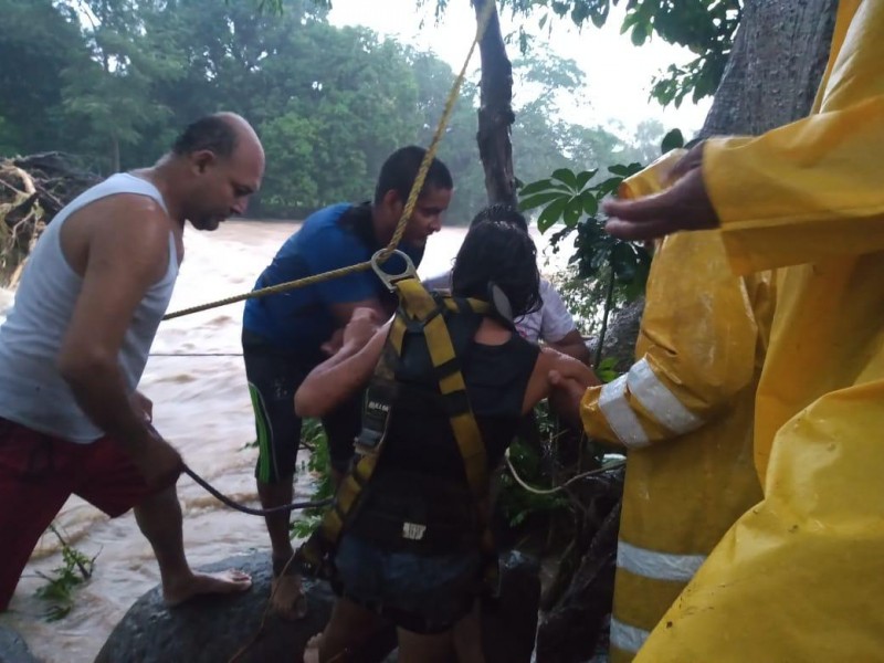 Rescatan a personas atrapadas en un río en Chiapas