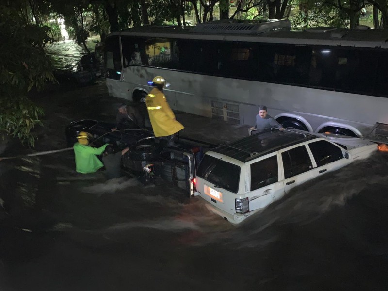 Rescatan a personas en autos varados durante la lluvia