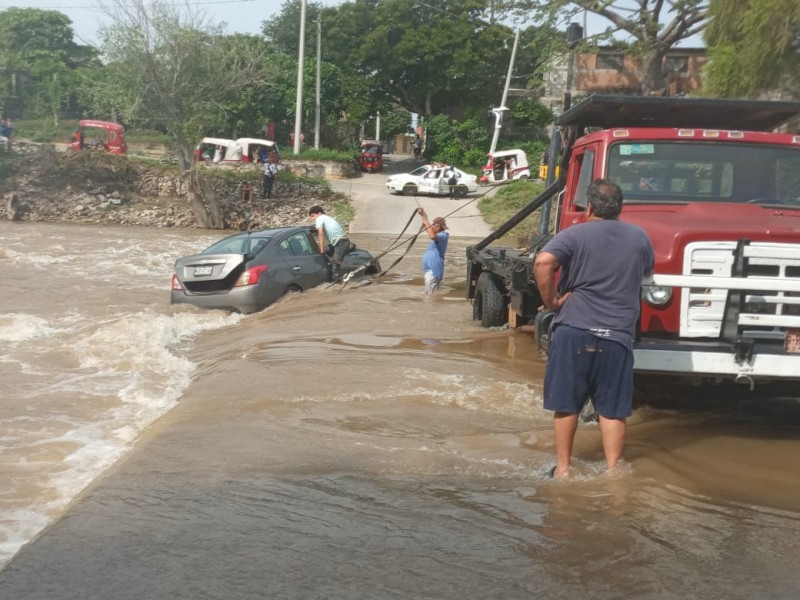 Rescatan a personas que intentaron cruzar el río en Juchitán