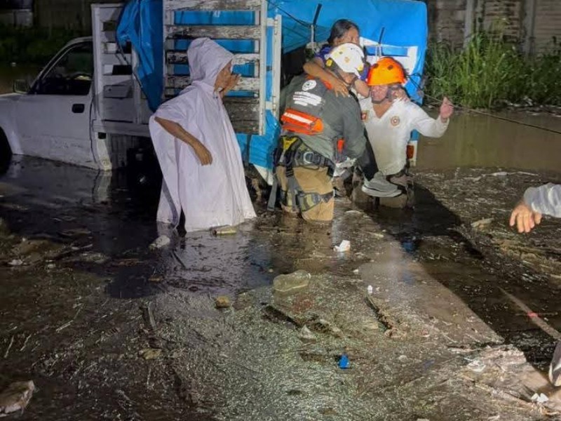 Rescatan a personas que intentaron cruzar la corriente en su vehículo