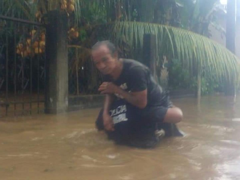 Rescatan a pobladores afectados por lluvias