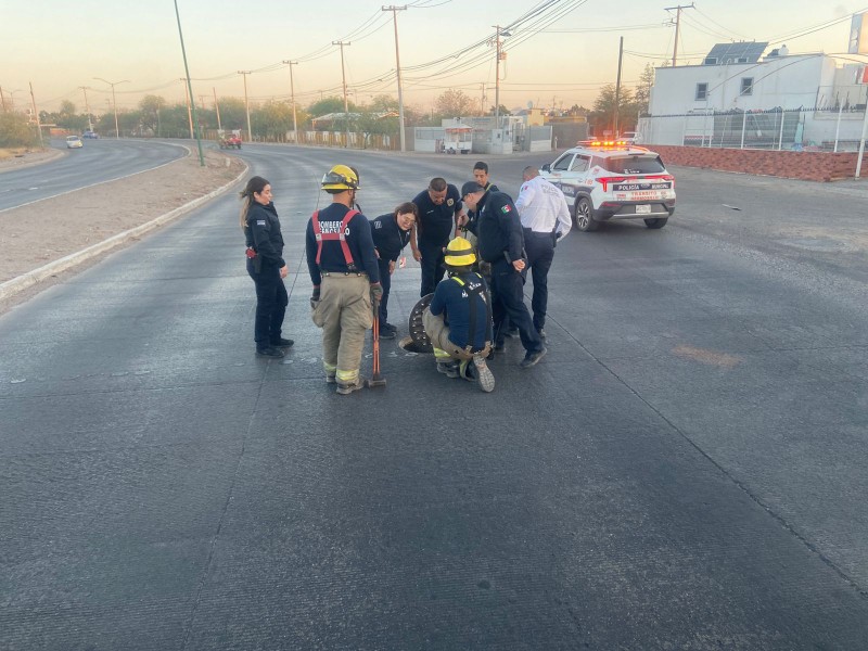 Rescatan a policías extraviados en alcantarilla pluvial
