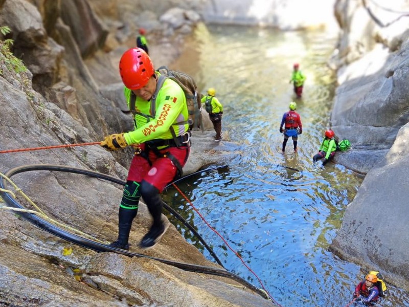 Rescatan a seis turistas en cascada de Vallarta