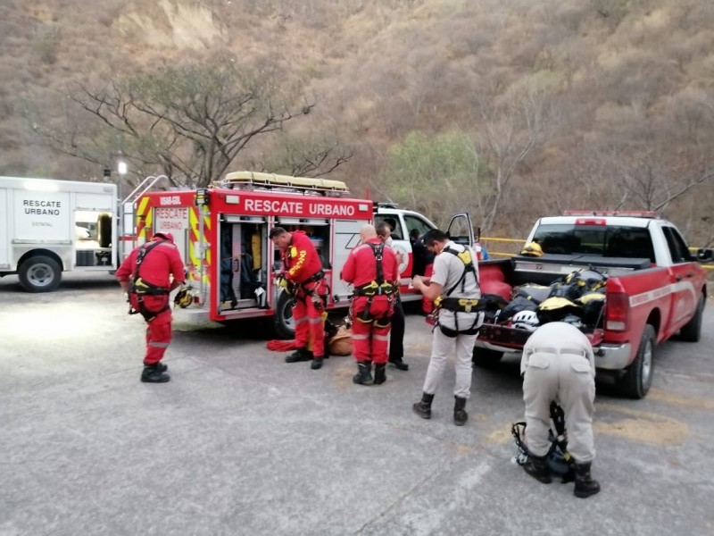 Rescatan a tres excursionistas en barranca de Huentitán