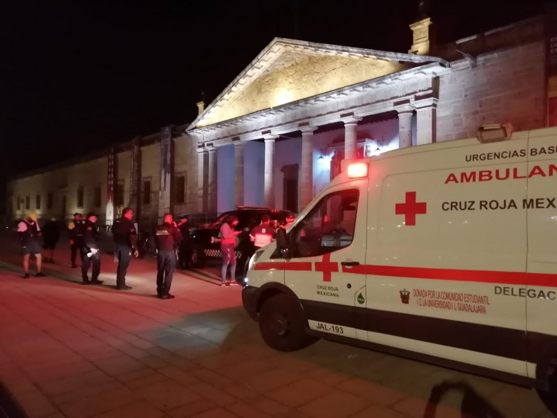 Rescatan a tres personas en hotel de Guadalajara