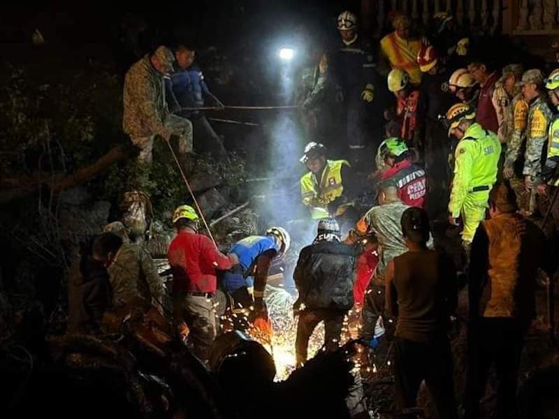 Rescatan a tres tras desgajamiento de cerro en Jilotzingo