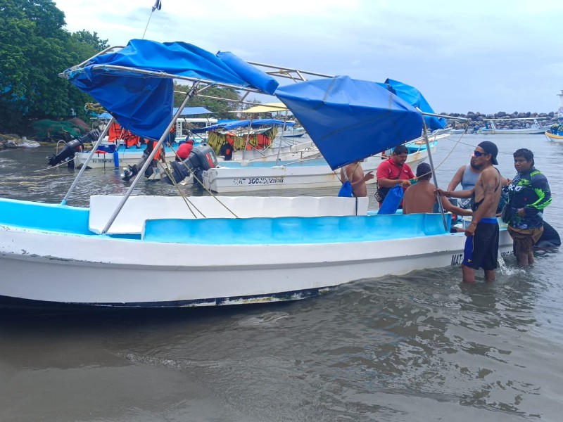 Rescatan a tripulantes de lancha que se hundió en playa de Veracruz