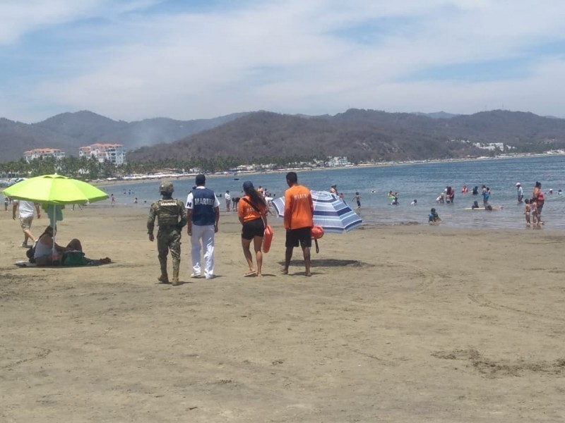 Rescatan a turistas de ahogarse en playas de Manzanillo