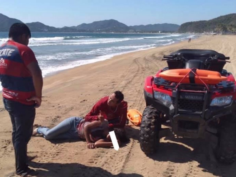 Rescatan a turistas de morir ahogados