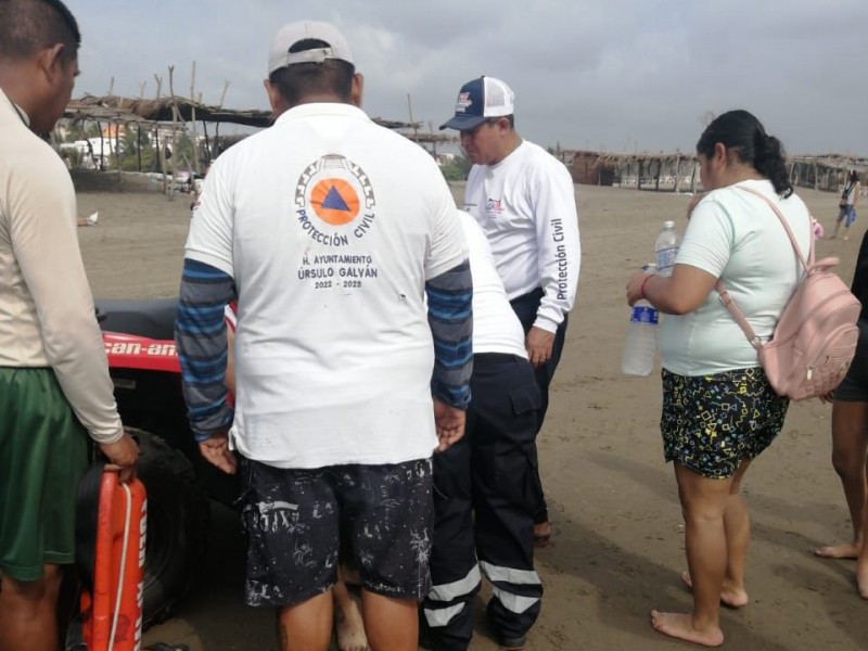 Rescatan a turistas en playa Chachalacas