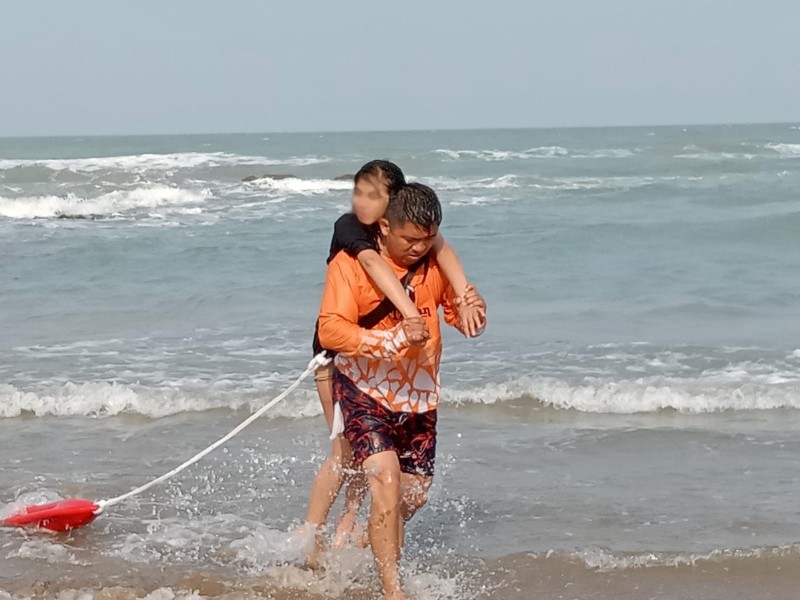 Rescatan a turistas que nadaban cerca de las escolleras