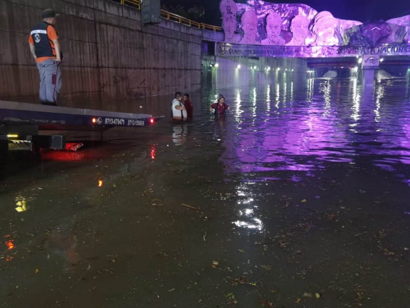 Rescatan a vehiculos atrapados en desnivel 11:40 de Gómez Palacio