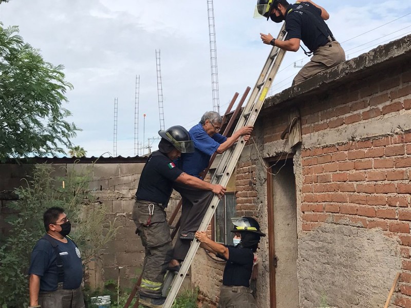 Rescatan bomberos a hombre de la tercera edad