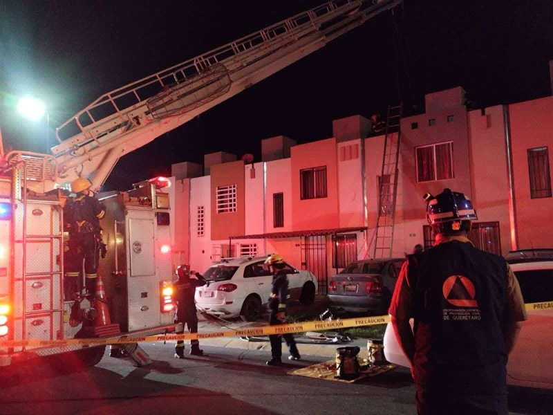 Rescatan bomberos a hombre en crisis al quedar atrapado en azotea