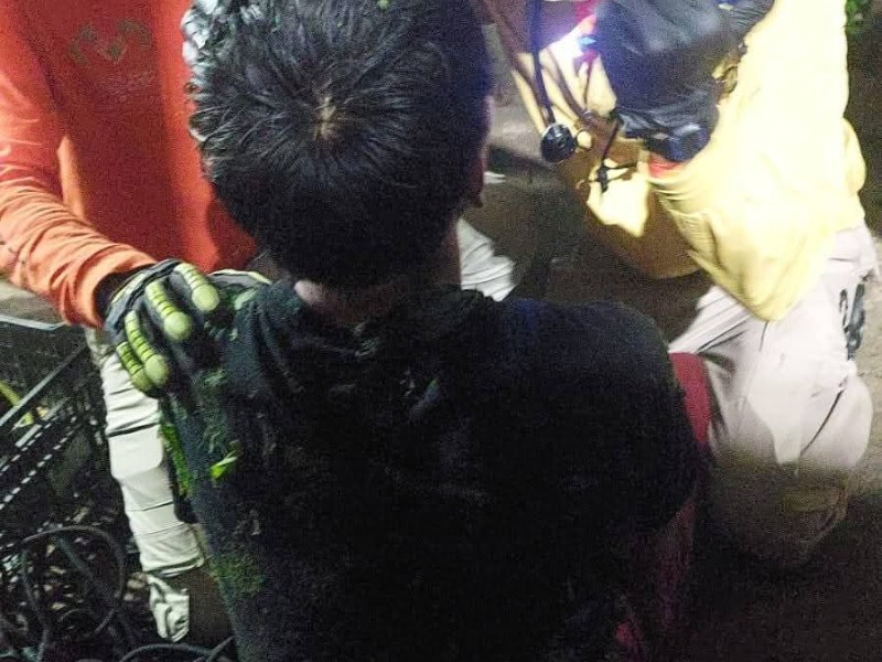 Rescatan con vida a joven que cayó a un barranco