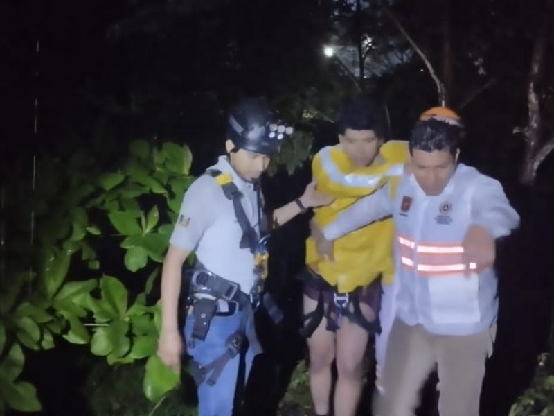 Rescatan con vida a motociclista que cayó al Sabinal