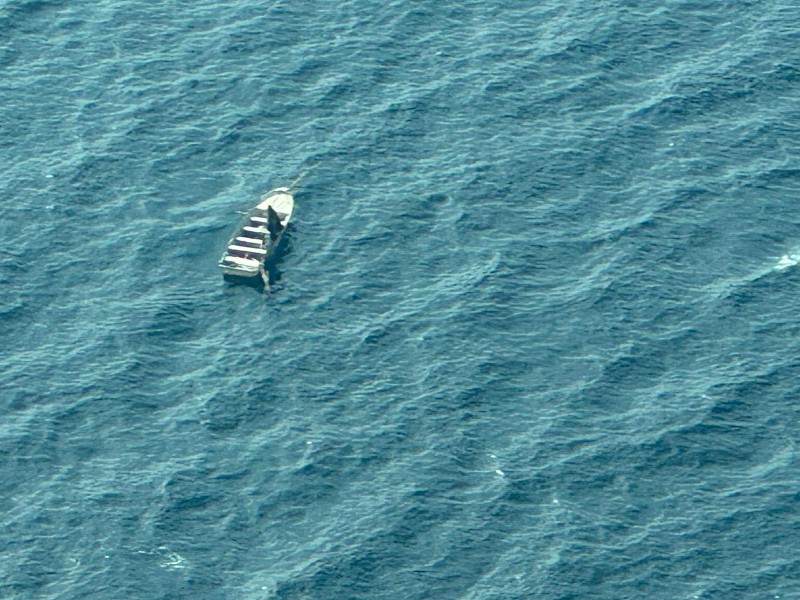 Rescatan con vida a pescador perdido en Yávaros
