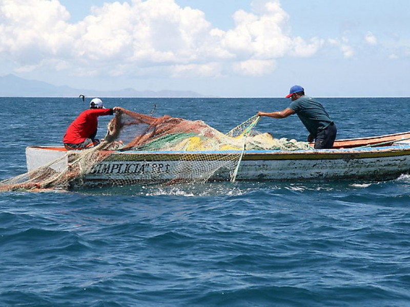 Rescatan con vida a pescadores de Chachalacas desaparecidos