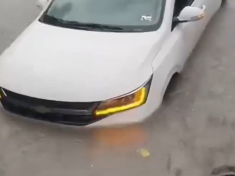 Rescatan conductora de auto atascado en Zavaleta