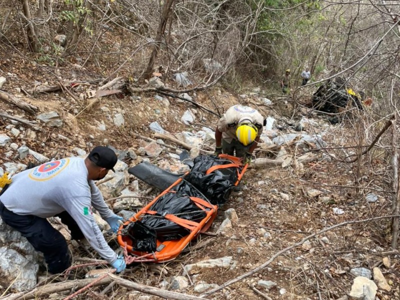 Rescatan cuerpos desbarrancados en Cuautitlán