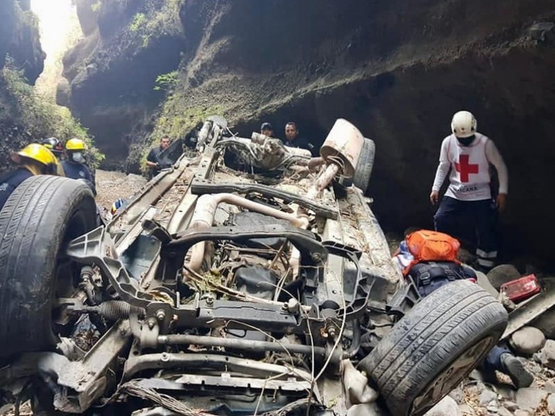 Rescatan cuerpos en accidente de autopista Siglo XXI