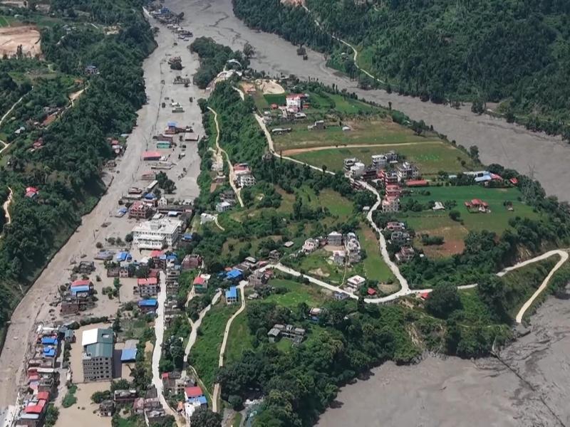 Rescatan de entre el lodo a niña en Nepal