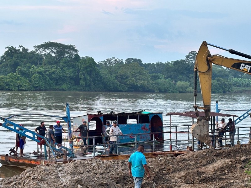 Rescatan embarcación hundida que incomunicaba Hidalgotitlán y Jáltipan