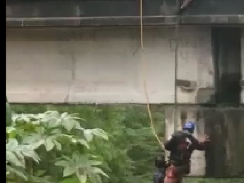 Rescatan hombre atrapado en Río Pitillal