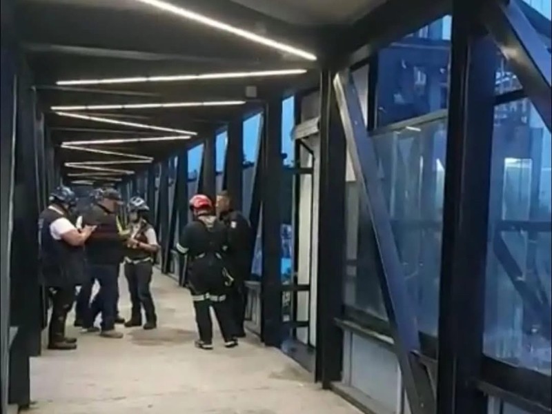 Rescatan ilesos a 3 jóvenes de la UAQ de elevador de paradero