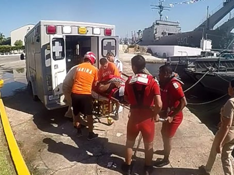 Rescatan joven al caer al mar de barranco