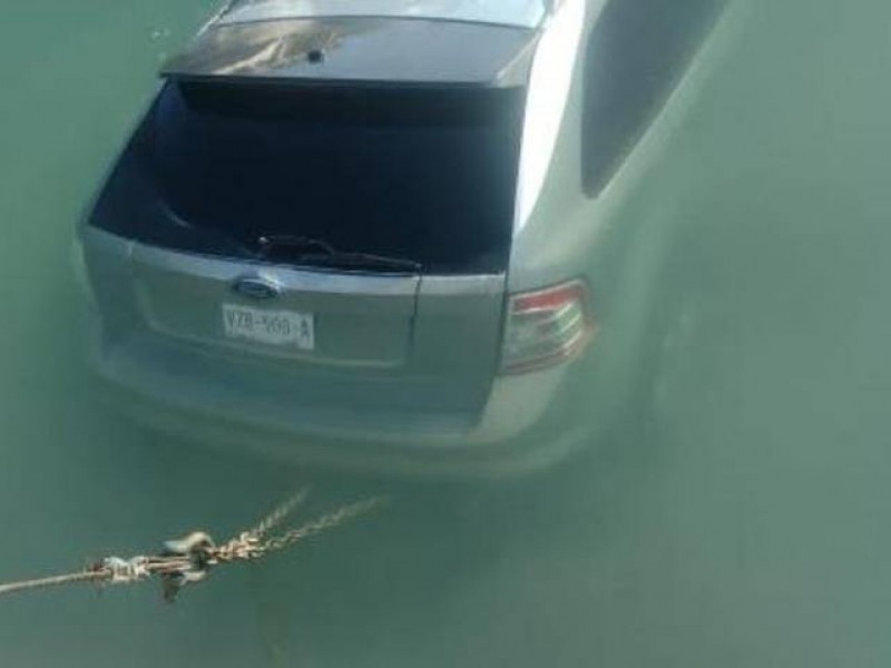 Rescatan pareja que cae en camioneta al mar, Guaymas