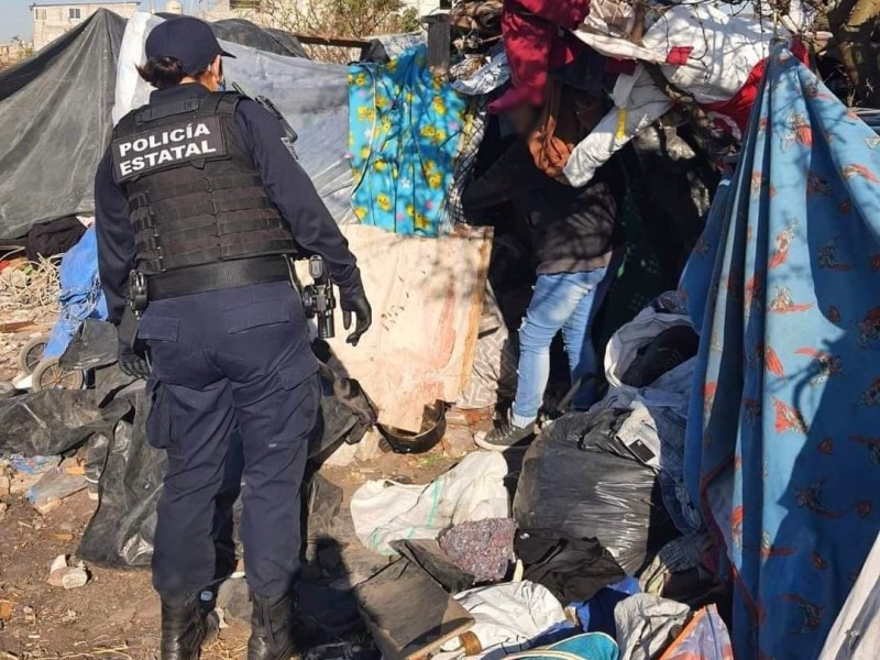 Rescatan policías a menores que vivían entre basura